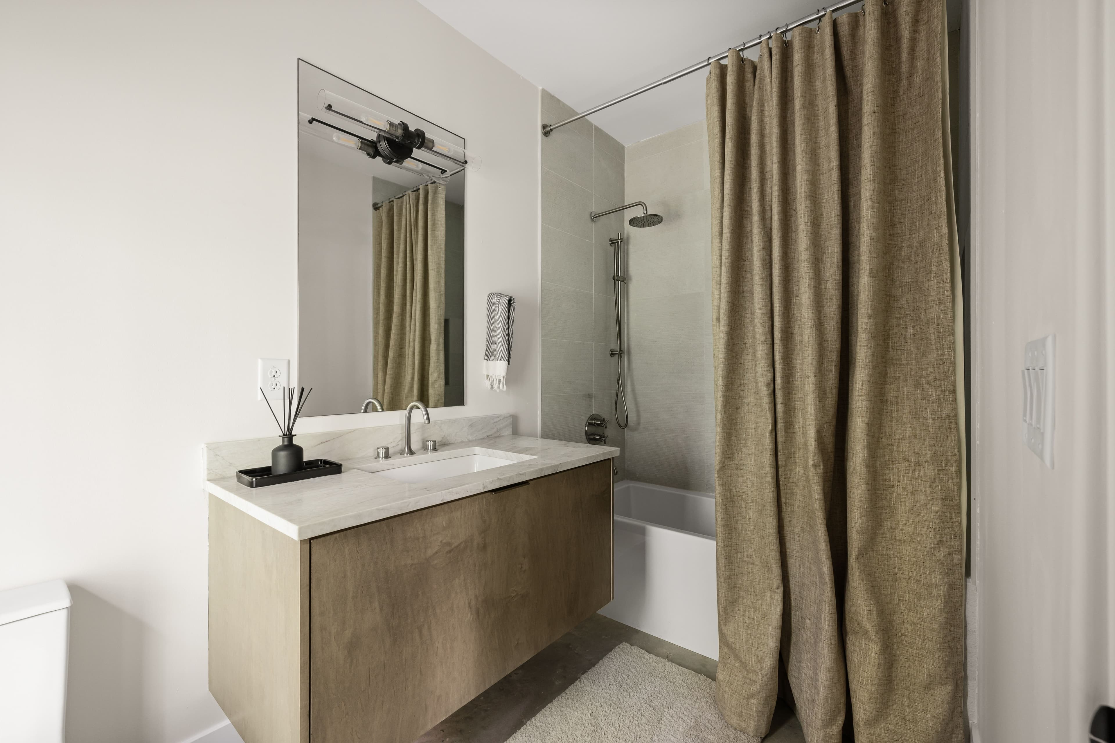 guest-2-bath